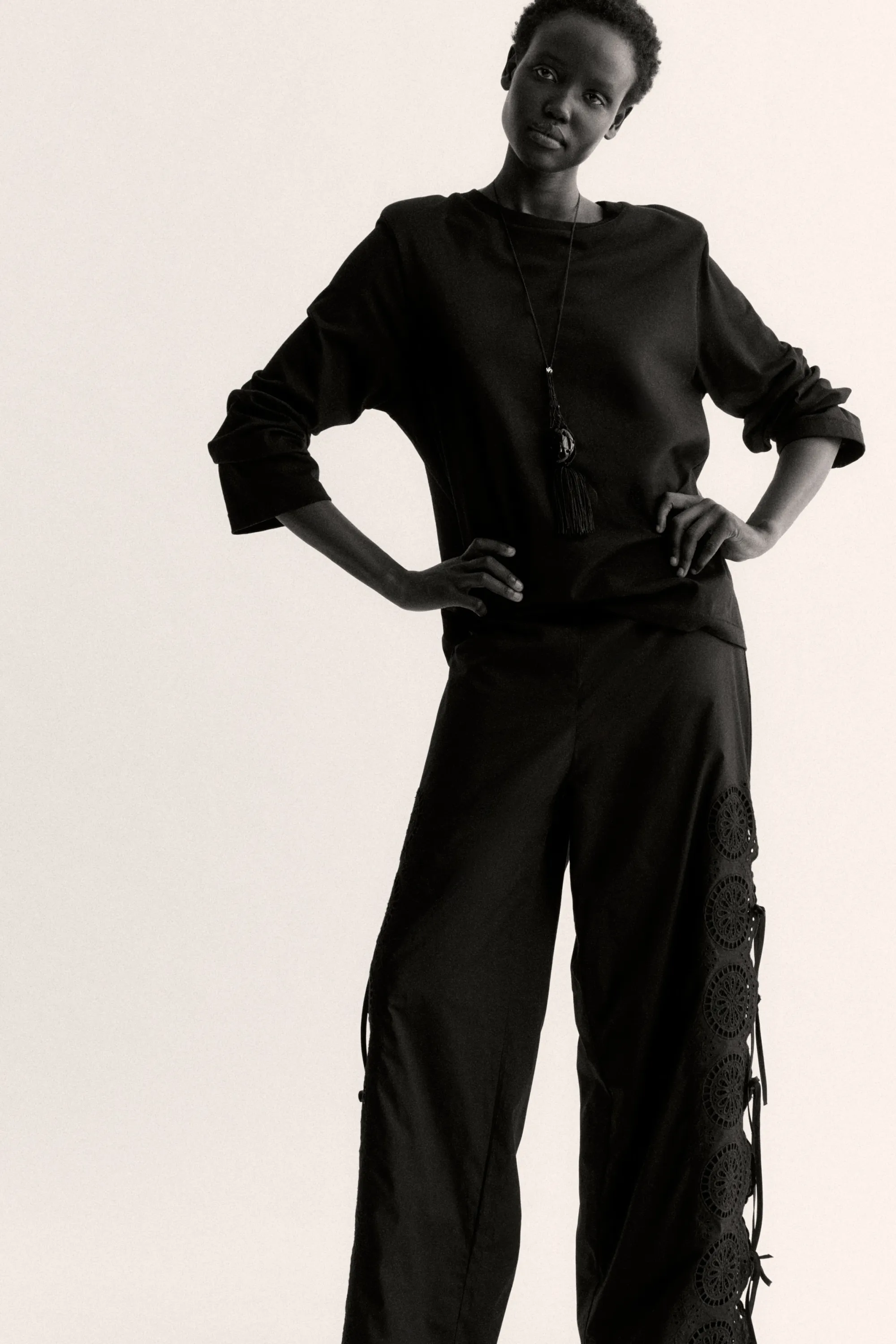 Pantalon avec détails à nouer et broderie anglaise - Noir