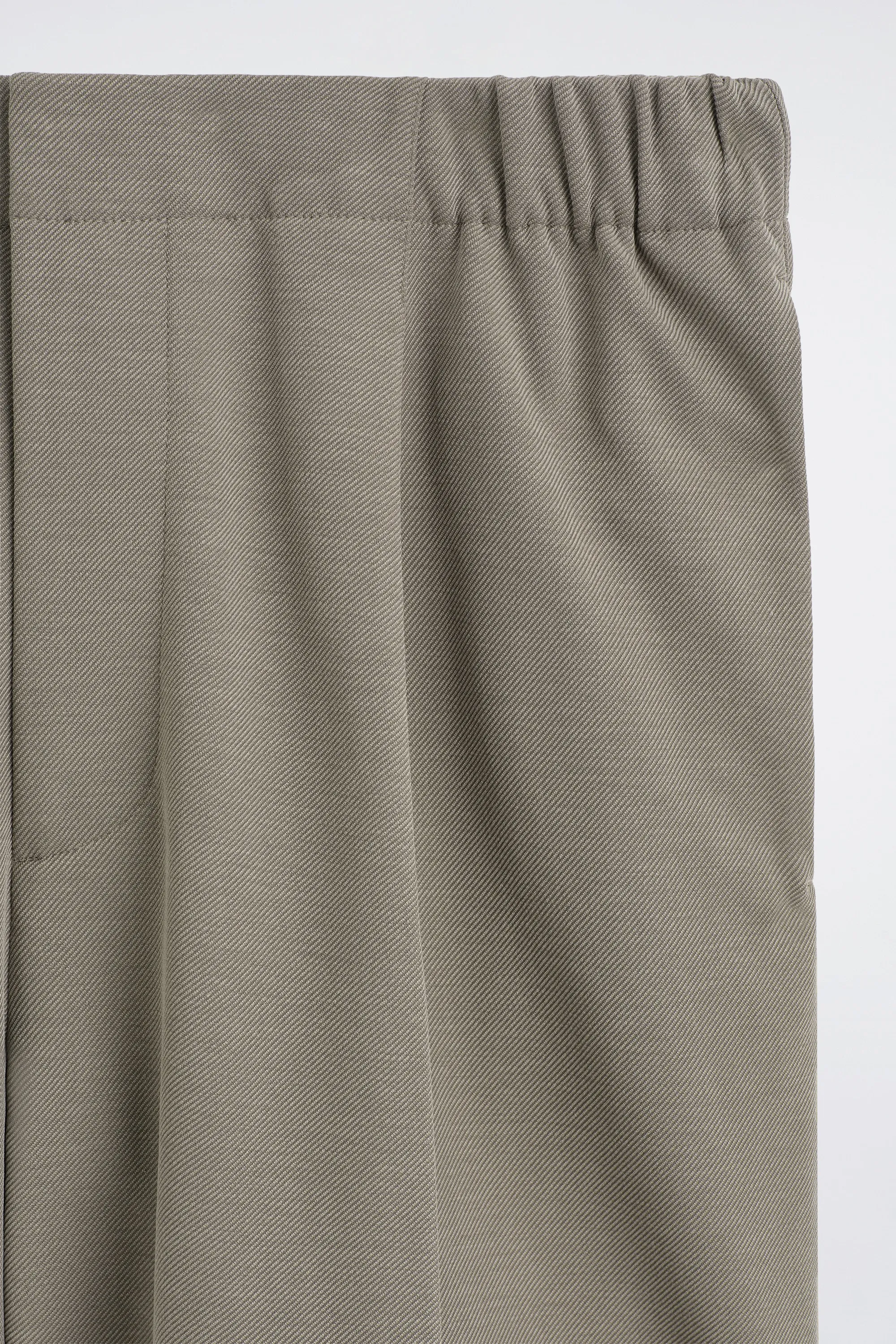 SHORT COSTUME EN SERGÉ CONTRECOLLÉ - VERT-GRIS