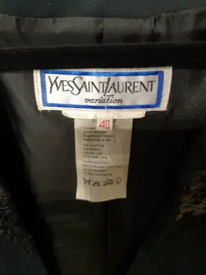 Veste noire Yves Saint Laurent avec sequins — photo 2