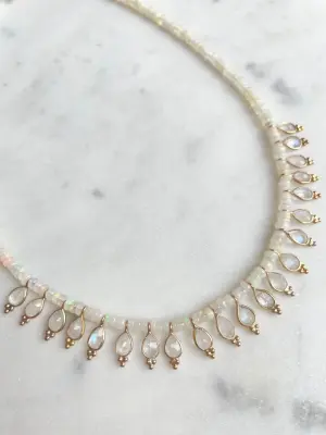 Nouveau ! BOHEMIAN RHAPSODIE PARIS Collier Saul Opale Blanc — photo 2