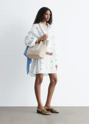 Robe-chemise courte oversize - Blanc / Motif floral bleu — photo 4
