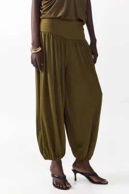Pantalon 7/8 avec jambes ballon - Vert kaki foncé — photo 1