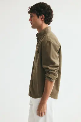 Chemise Regular Fit en velours côtelé - Vert kaki foncé — photo 4