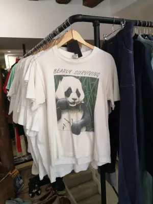 T-shirt blanc imprimé Panda "Bearly Surviving" — photo 1