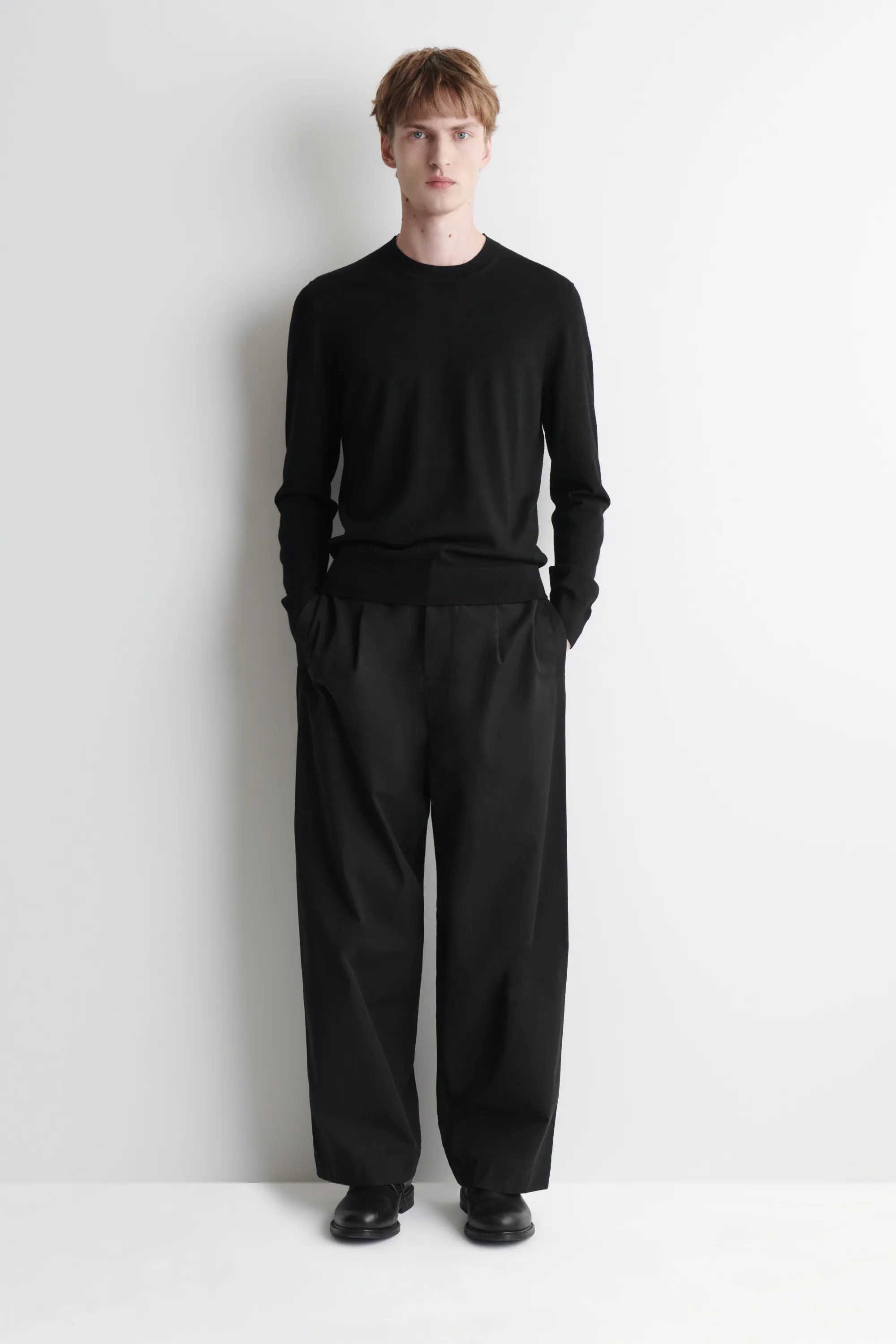 PULL SLIM À COL ROND EN LAINE MÉRINOS - NOIR