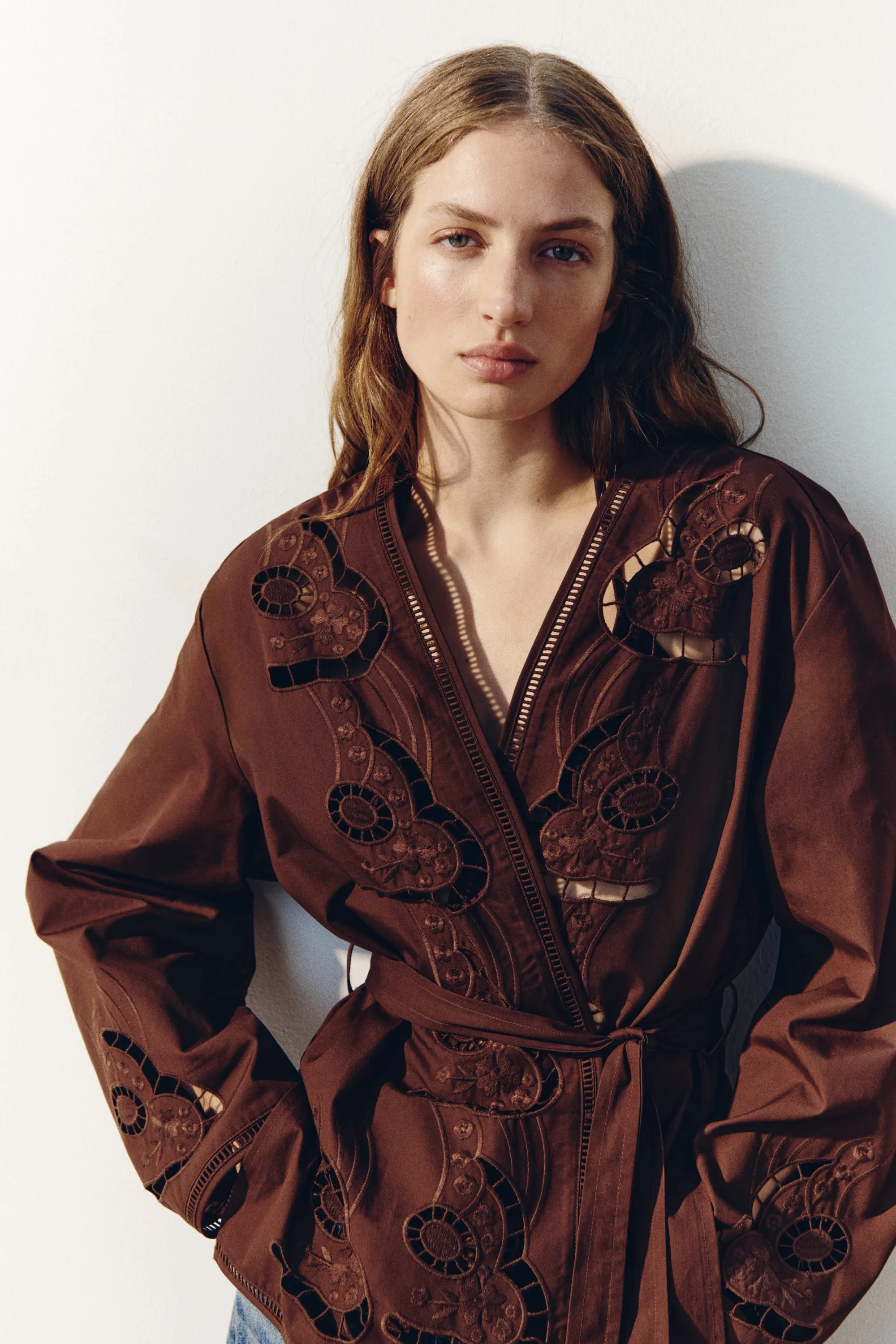 Veste avec broderie anglaise et ceinture à nouer - Marron foncé