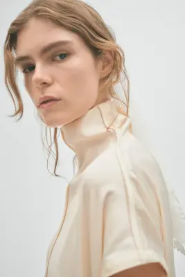 Robe en satin avec col montant - Beige clair — photo 4