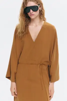 Robe en crêpe avec détail à nouer - Beige foncé — photo 2
