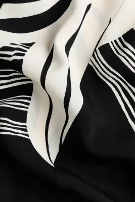 Robe en crêpe à plis godet - Noir/motif — photo 5