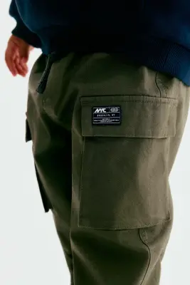 Pantalon jogger façon cargo - Vert kaki foncé — photo 1