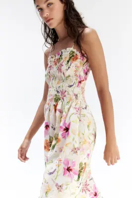 Robe à bretelles fines avec corsage smocké - Blanc/fleuri — photo 2