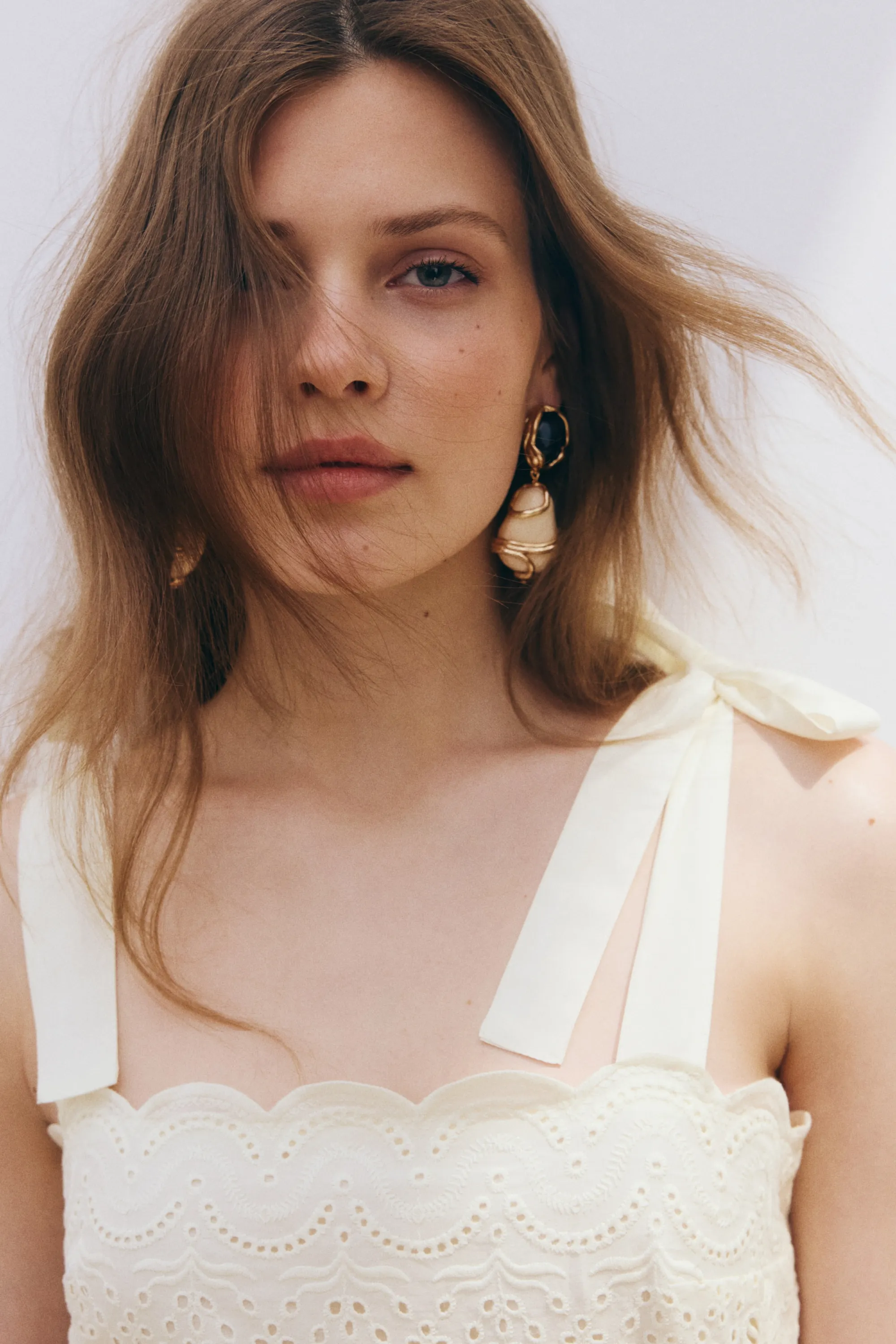 Robe en broderie anglaise avec bretelles à nouer - Crème