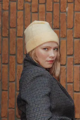 Bonnet chaud avec de la laine — photo 2