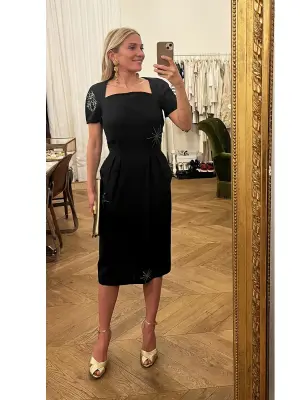 Robe années 40 cintrée mi-longue en soie noire brodée de cristaux Swarovski Prix boutique 2400€ Taille 36 — photo 2