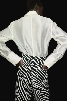 Pantalon en twill avec jambes barrel - Noir/motif zébré — photo 3