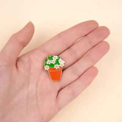 Pin's Pot de fleurs Coucou Suzette — photo 1