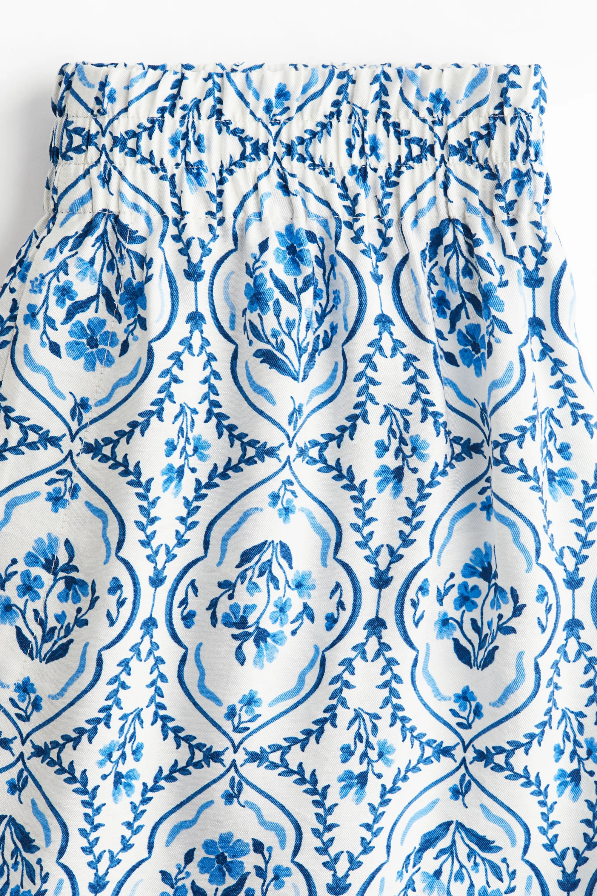 Short en twill avec taille élastique - Blanc/motif bleu