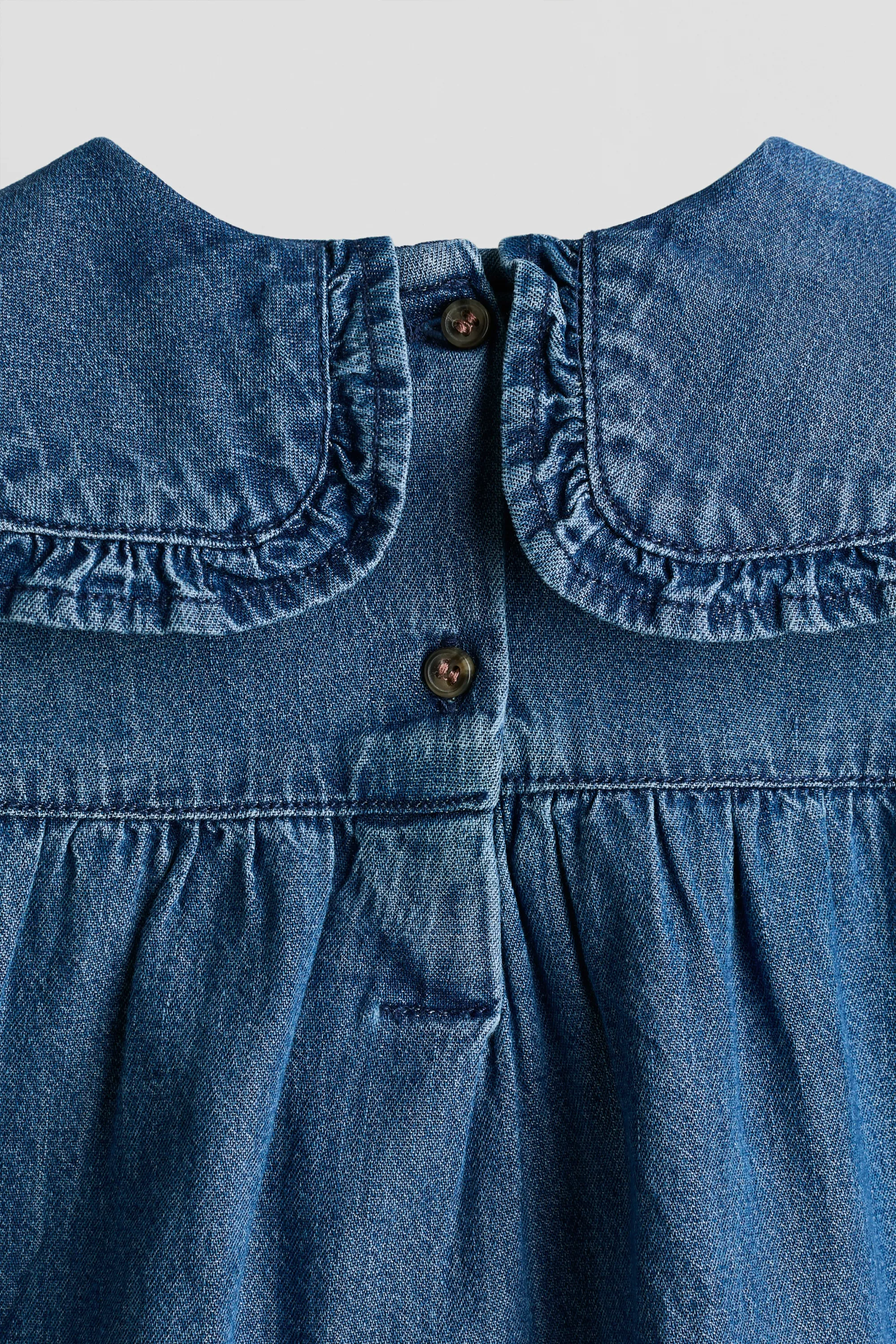 Robe en denim avec détails brodés - Bleu denim/fleurs