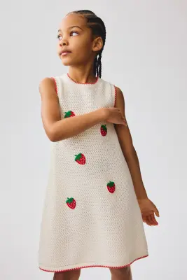 Robe en maille ajourée avec applications - Crème/fraises — photo 4