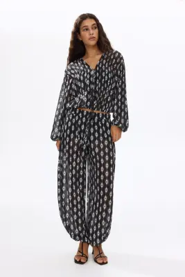 Blouse en mesh avec détails à nouer - Noir/motif — photo 2