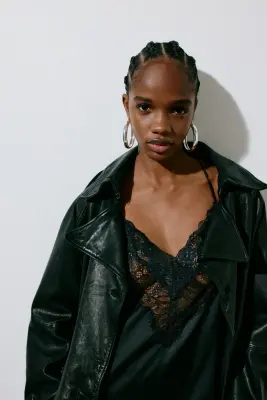 Robe en satin avec dentelle - Noir — photo 2