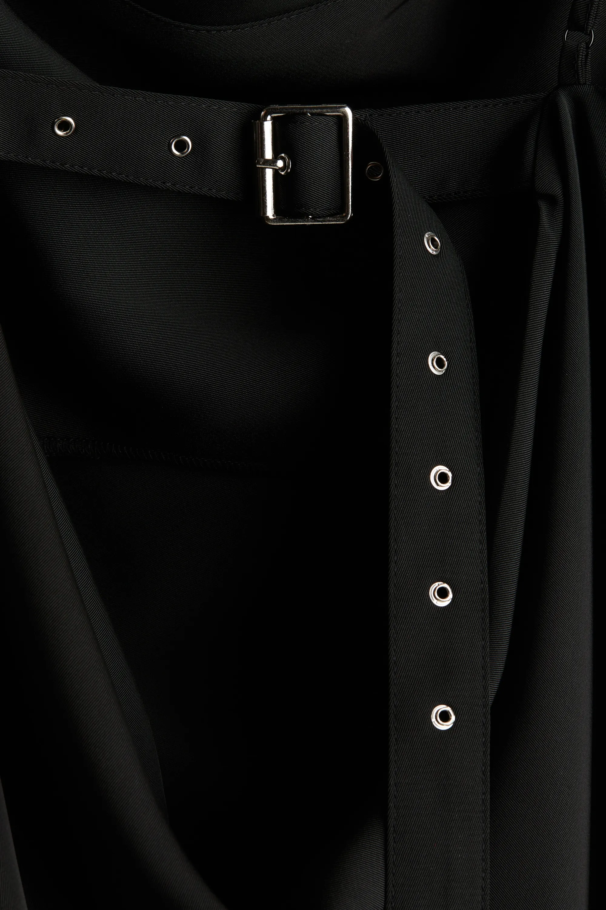 Robe à bretelles fines avec détail ceinture - Noir