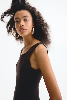 Robe avec dos décolleté et jupe évasée - Marron foncé — photo 1