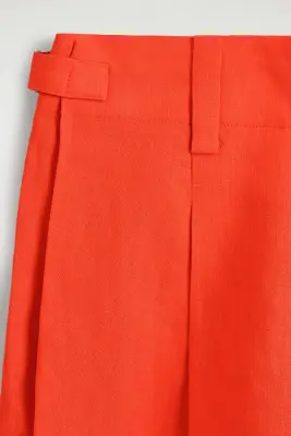 SHORT EN LIN À PLIS ET CEINTURÉ - MANDARINE — photo 2