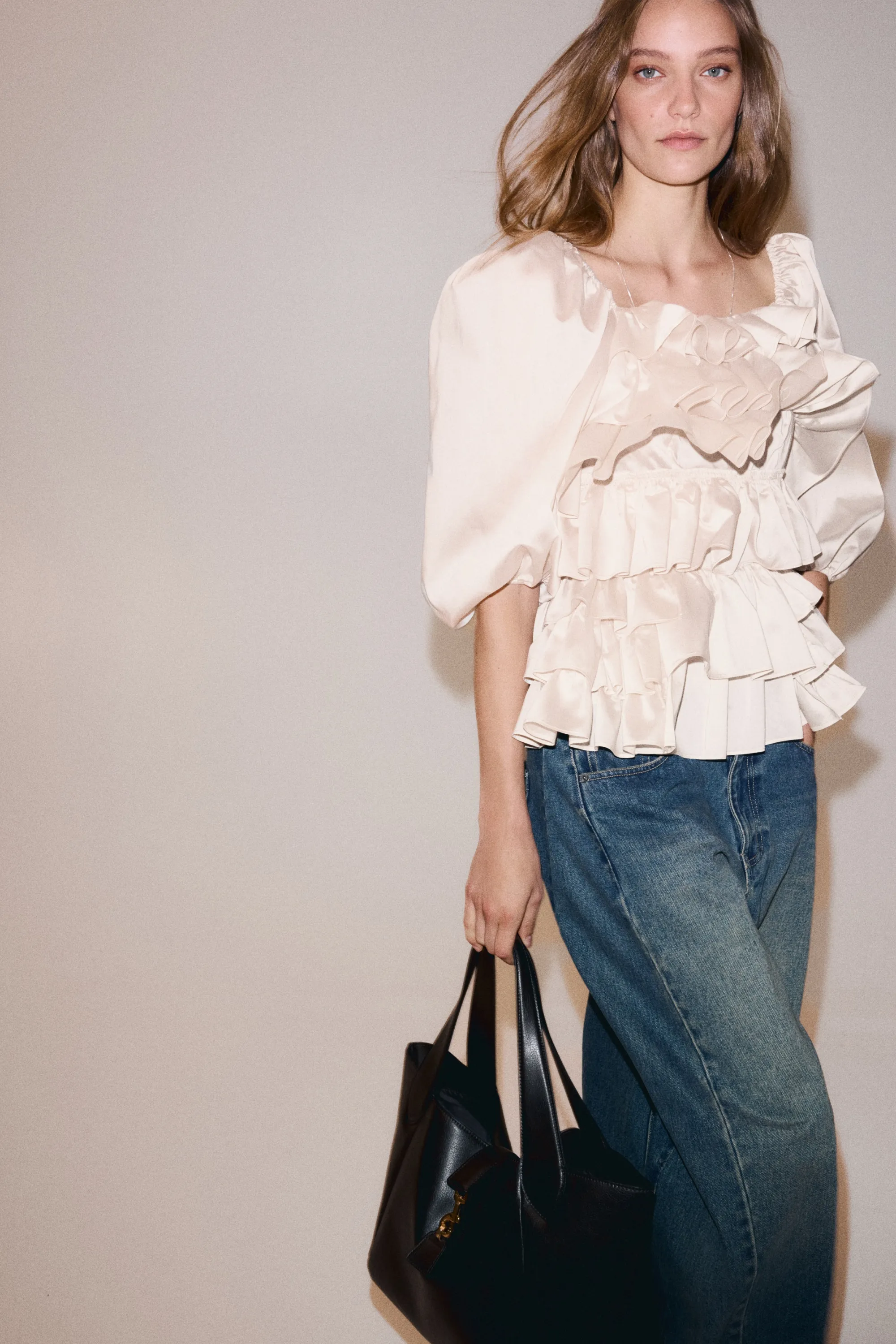 Blouse à volants ruchés avec manches bouffantes - Beige clair