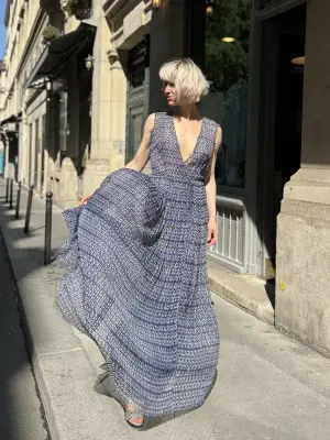 Robe longue sans manche en voile de soie imprimée bleu Prix boutique 1000€ Taille 36 — photo 2