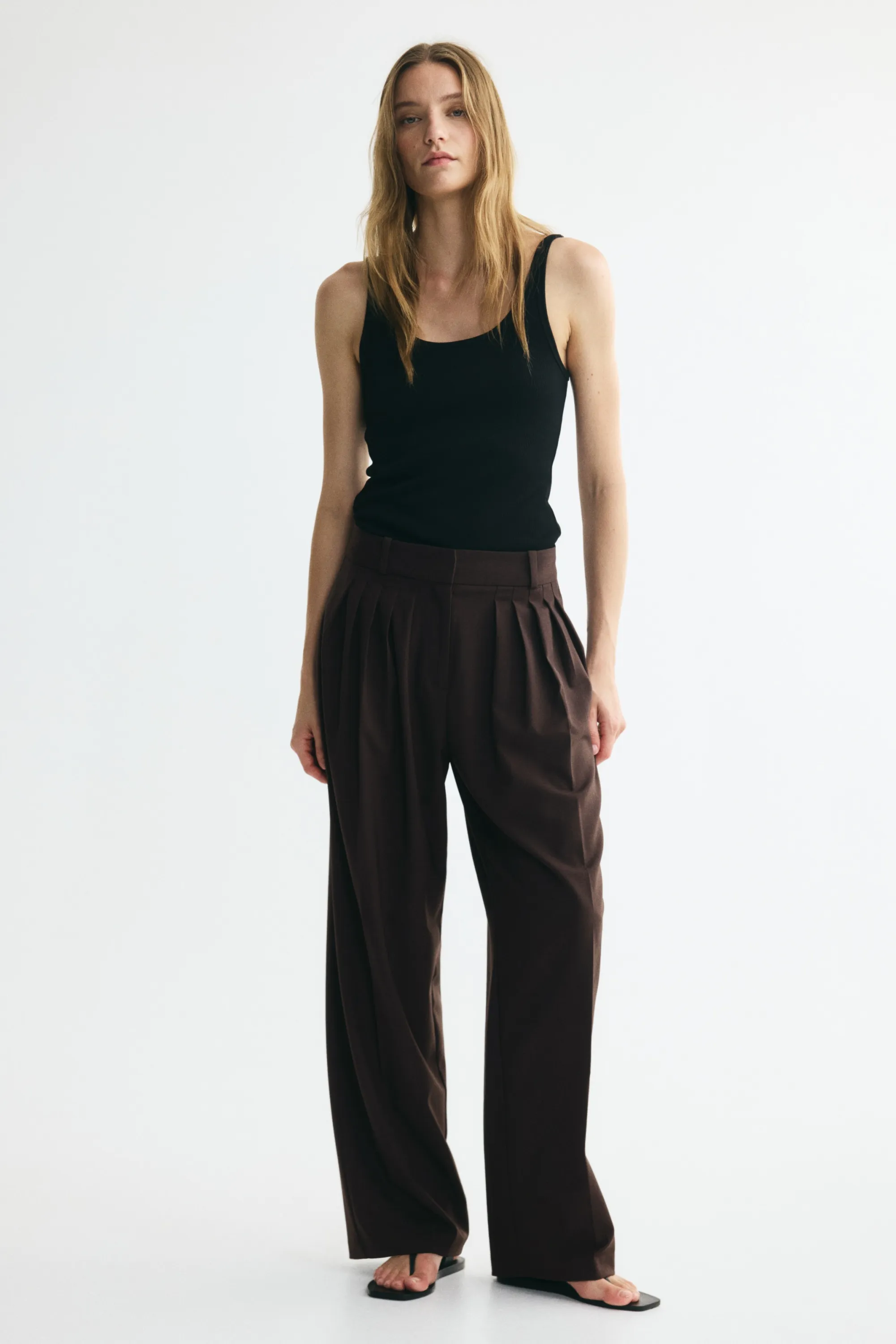 Pantalon à pinces avec jambes larges - Marron foncé