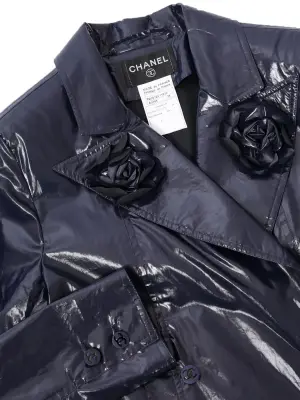 Manteau long imperméable en vinyl bleu marine et fleurs de camélias Prix boutique 8500€ Taille 36/38 — photo 2
