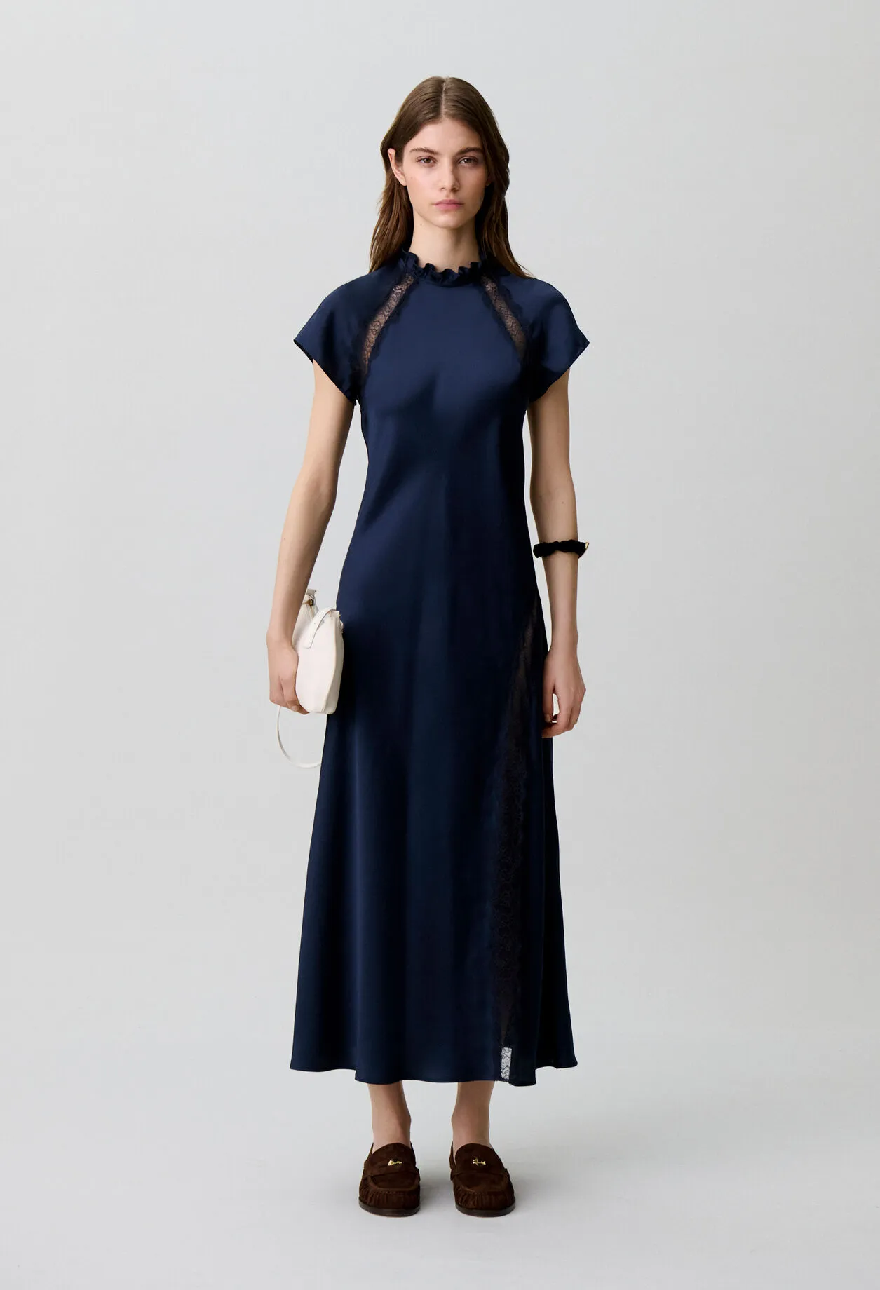 Robe satinée col victorien