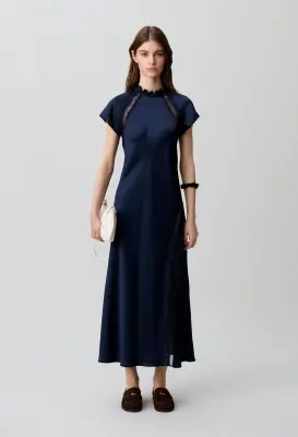 Robe satinée col victorien