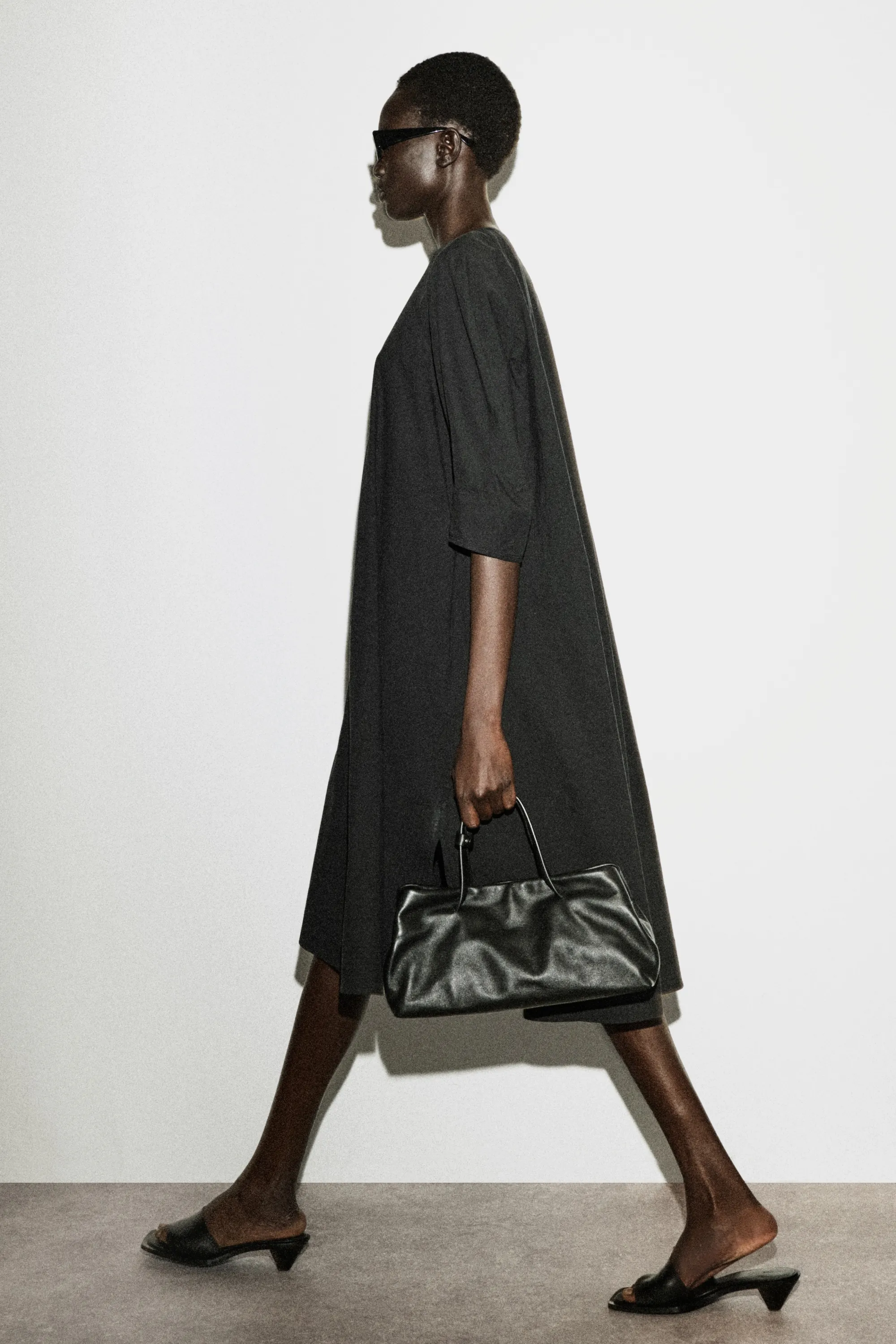ROBE MIDI COL EN V SILHOUETTE ARRONDIE EN COTON - NOIR