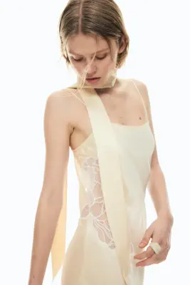 Robe en satin avec écharpe et dentelle - Jaune pâle — photo 2