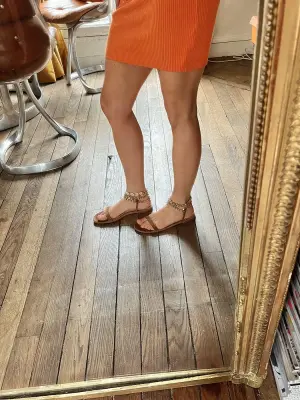 Sandales plates en suede camel bride cheville bijoux doré Prix boutique 550€ Taille 40 — photo 3