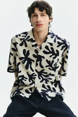 Chemise Relaxed Fit avec col cubain - Beige clair/coraux — photo 2