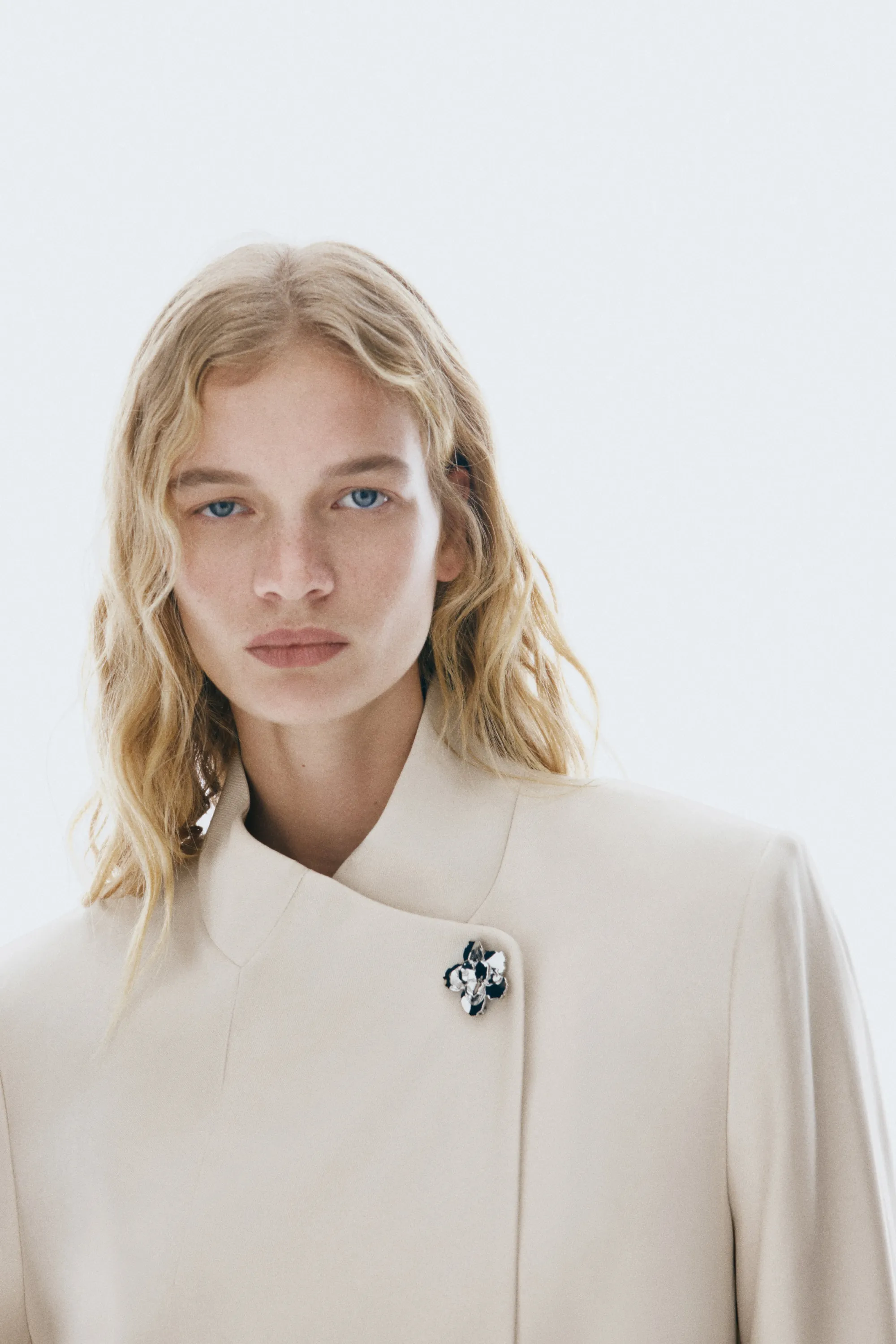 Blazer croisé avec broche - Beige clair