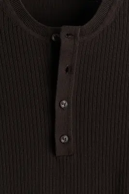 T-shirt côtelé Slim Fit avec col tunisien - Marron foncé — photo 4