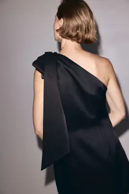Robe asymétrique avec nœud - Noir — photo 2