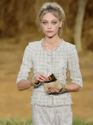Veste manches courtes en tweed beige gris perle et doré  boutons nacre Prix Boutique est. 6000€ Taille 40/42 — photo 2