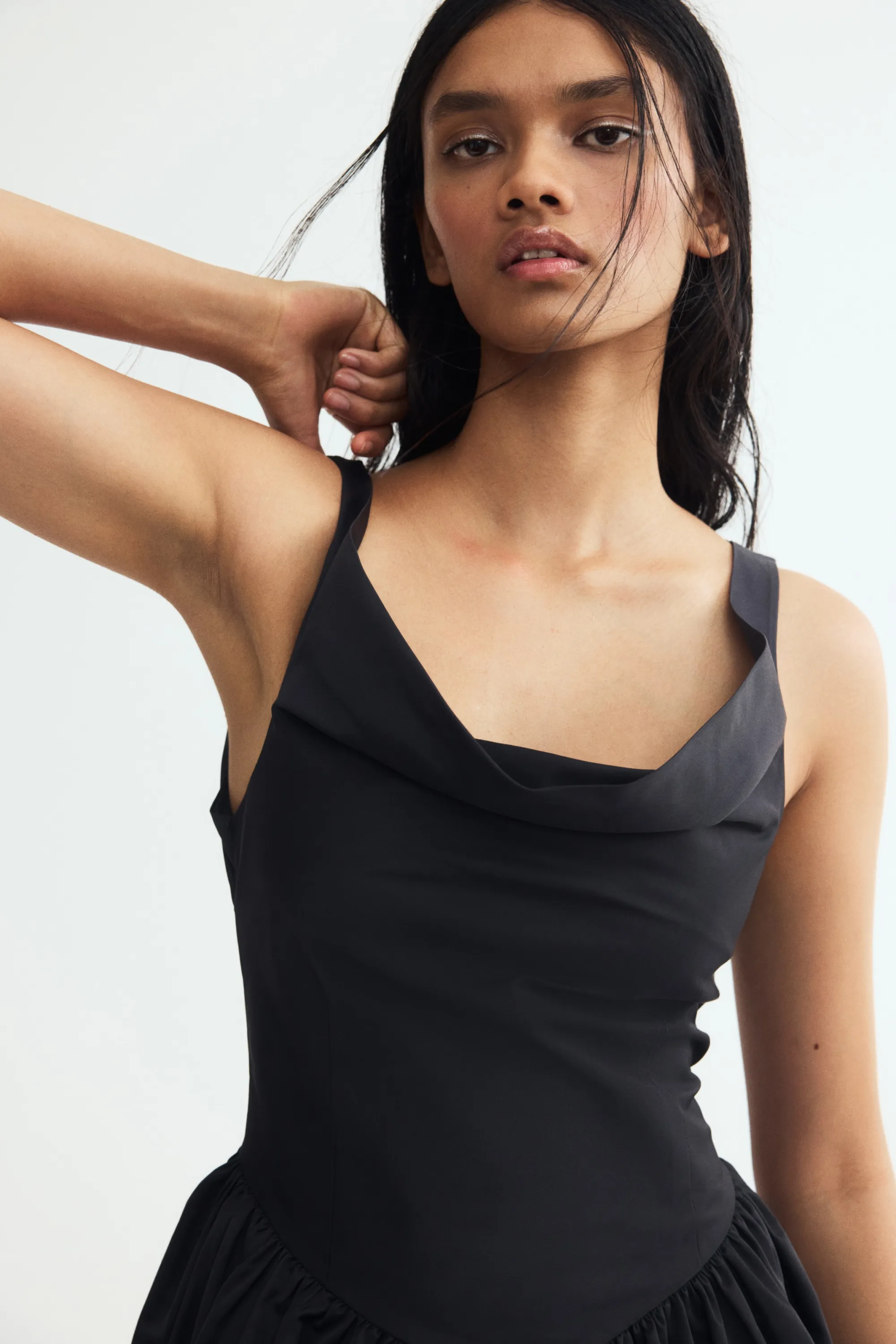 Robe à encolure bénitier avec jupe évasée - Noir