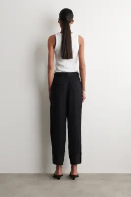 PANTALON À JAMBES BALLON EN SERGÉ À PLIS - NOIR — photo 4
