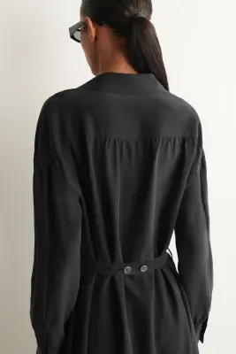 ROBE-CHEMISE MIDI EN SOIE FRONCÉE - NOIR — photo 4