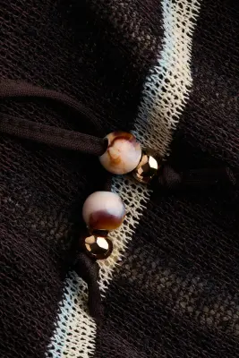 Robe à bretelles fines avec encolure bénitier - Marron foncé/rayé — photo 3