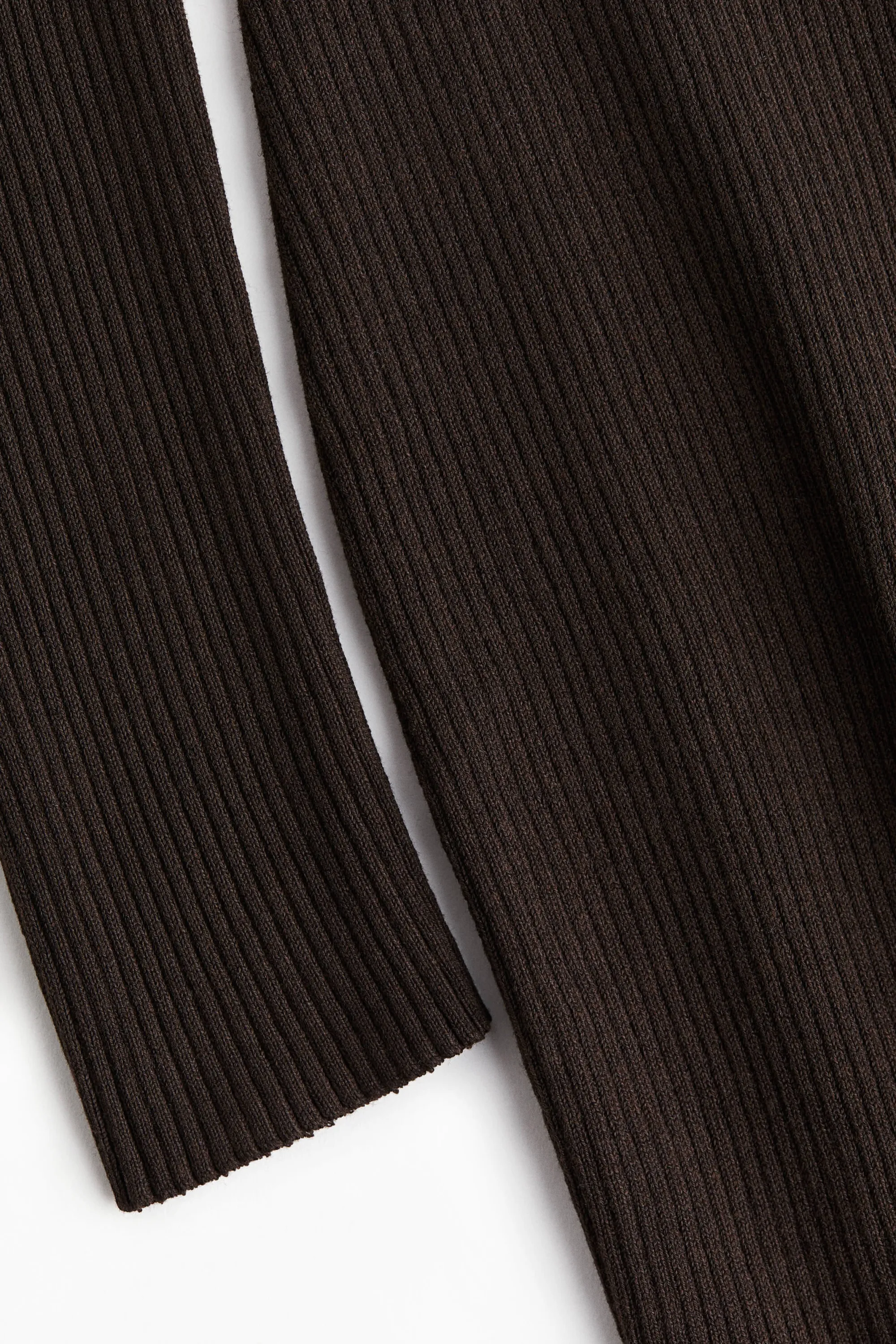 Robe en maille côtelée avec col cheminée - Marron foncé
