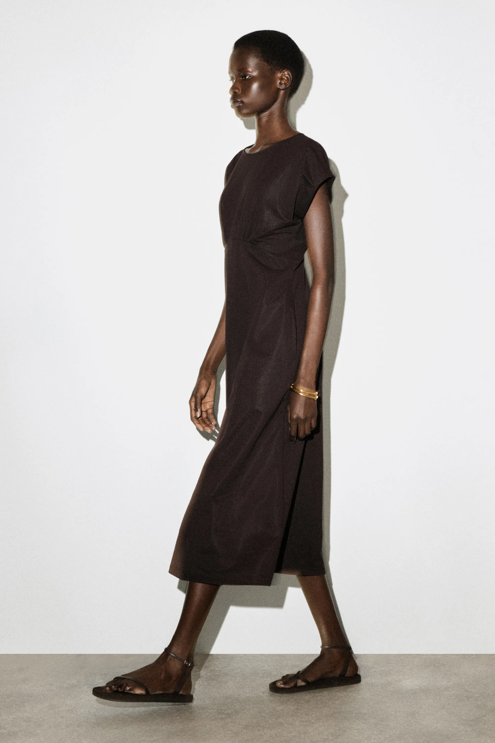 ROBE MIDI FRONCÉE ET SCULPTÉE EN JERSEY - BRUN