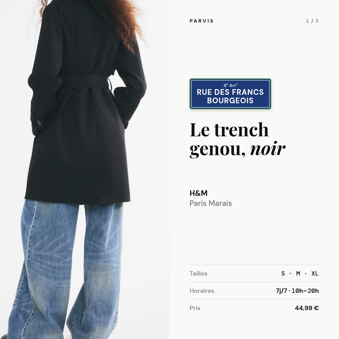 Trench noir ceinturé longueur genou porté sur une chemise rayée. Plaque de rue « Rue des Francs Bourgeois, 4e arrondissement ». Le trench genou, noir — H&M Paris Marais, 44,99 €. Tailles S, M, XL. Ouvert 7 jours sur 7 de 10 h à 20 h.