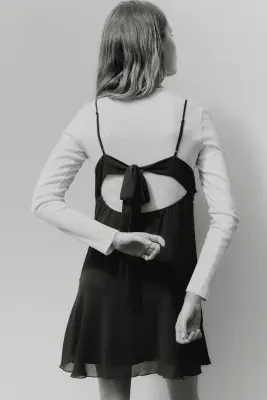 Robe à bretelles fines avec rubans à nouer - Gris foncé — photo 2